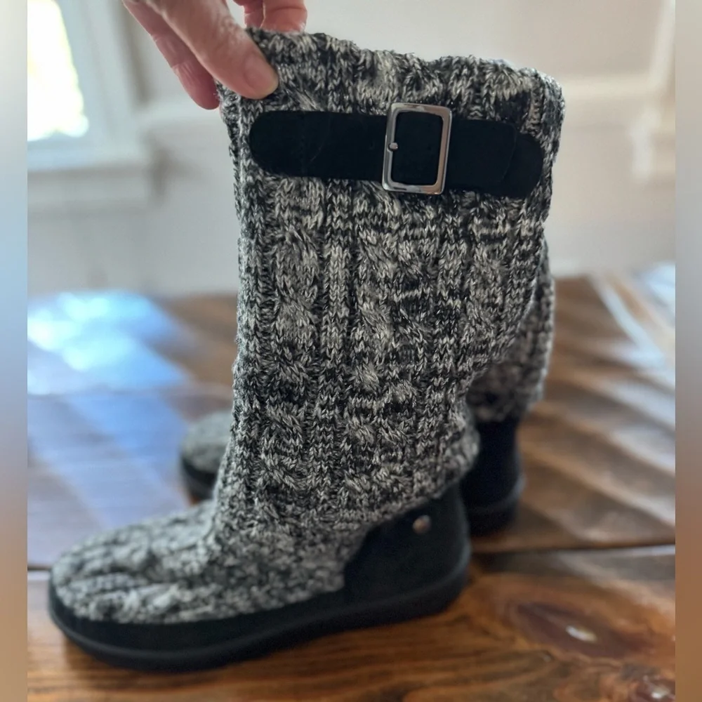Abeo Knit & suede boots. New without box never worn. Size 6 black/gray